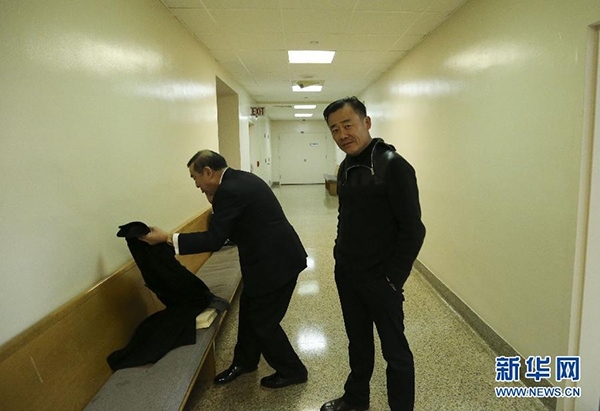 周立波获保释后与律师在法院走廊.jpeg